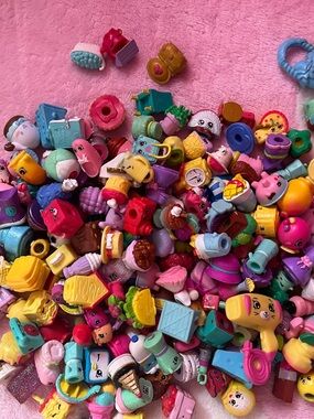Shopkins Multicolor over 200